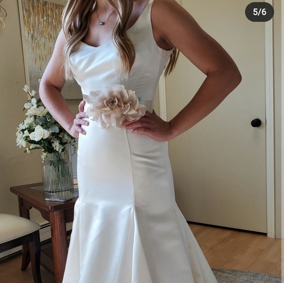 Size 4 ivory Satin trumpet wedding dresses with godet pleats, like new condition - Picture 3 of 16